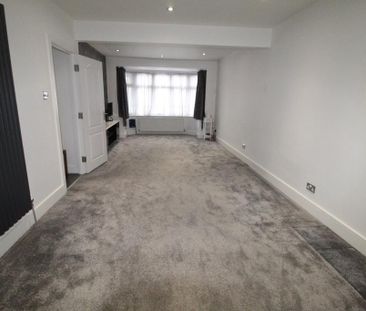 5 bedroom end of terrace house to rent - Photo 2