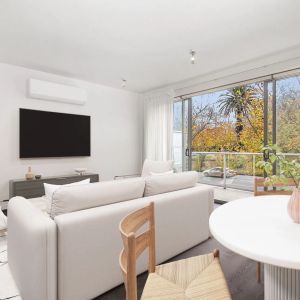 Stylish First-Floor Boutique Apartment in Prime Lifestyle Location - Photo 2