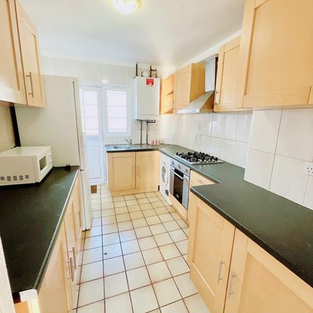 1 bedroom in a house share to rent - Photo 3