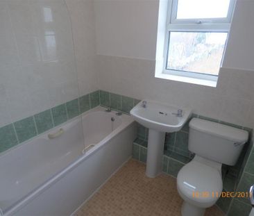 4 bedroom detached house to rent - Photo 2