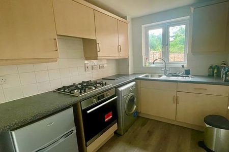 Spacious 1 bedroom flat with wood floors allocated parking & sole use of garden - Photo 4