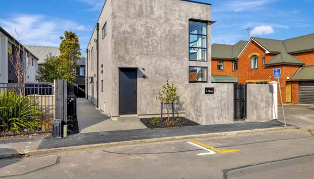 Brand New 1-Bedroom Apartment – Inner-City Living at Its Finest - Photo 1