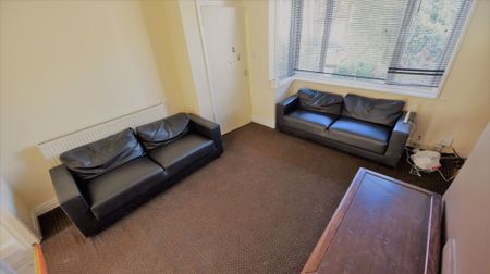 3 bedroom House in Park View Avenue, Leeds - Photo 4