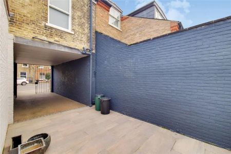 3 bedroom flat in London - Photo 2