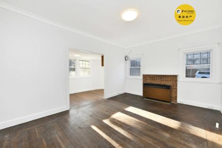 “Renovated House 3 Bed 1.5 Bath and 2 Car Spaces” - Photo 3