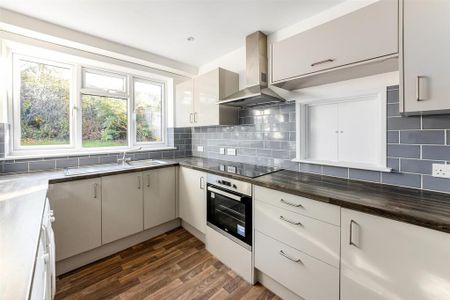 3 bedroom semi-detached house to rent - Photo 5