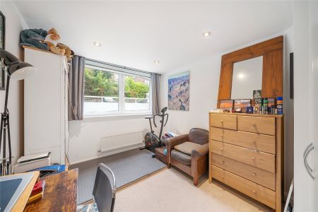 Hightrees, 9 Queensmere Road, London, SW19 ground floor flat to rent - Photo 5