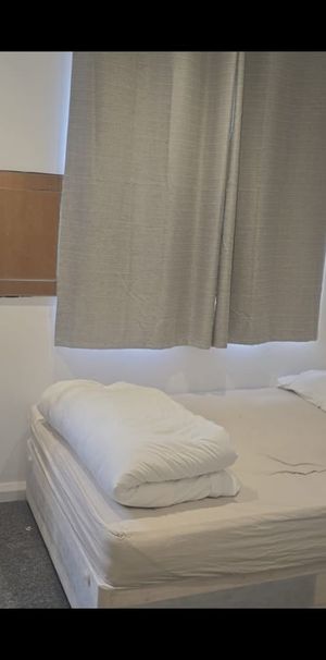 Studio Flat, Manchester Road, E14 - Photo 1