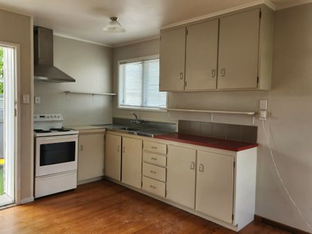 LOCATION LOCATION CLOSE TO MOTORWAY AND SCHOOLS - Photo 2