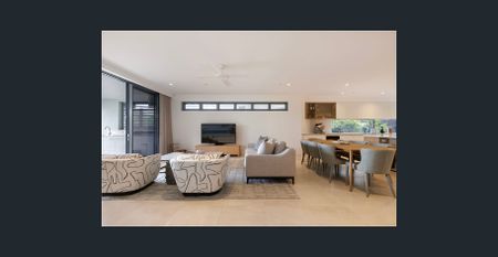 Elegant Coastal Retreat in Exclusive Serenity Close - Photo 3