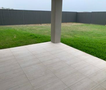 Spacious Living! - Photo 6