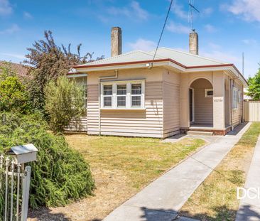 Character Home in Perfect Flora Hill Location - Photo 3