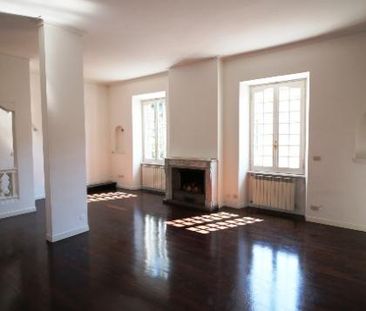 Attic-Parioli: Located in quiet palazzo d’epoca not far from Piazza del Popolo. Modern 4 Bedroom, 3 bath, spacious living-dining, bright and silent. Fireplace, air conditioning, parquet floors, large panoramic terrace. Ref 1972 - Photo 2