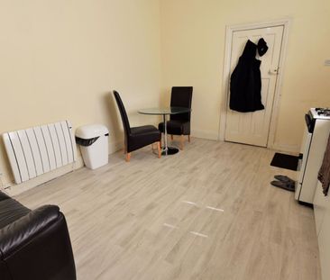 2 bedroom Flat in Otley Road, Leeds - Photo 2