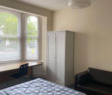 3 bedroom flat to rent - Photo 4