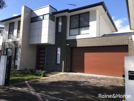 “Near New 4 Bedroom Family Home in Premium Location” - Photo 4