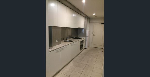 Massive 1 BEDROOM CBD Apartment - Photo 1