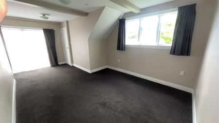 Comfortable and warm 4 bedroom home - Photo 2