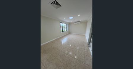 Spacious 4-Bedroom Home in Prime Liverpool Location! - Photo 2