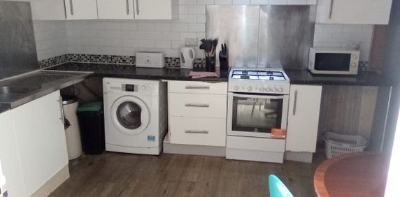 Room in a Shared House, Thackeray Road, SO17 - Photo 2