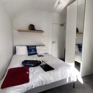 Lovely room available in a professional house share Room 5 - Photo 2