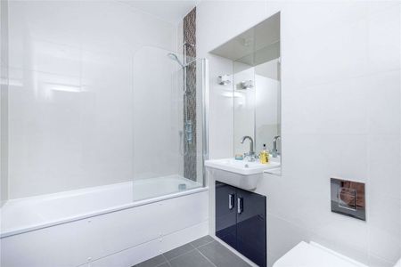 A well proportioned one bedroom apartment with open plan reception/kitchen and underground parking for one car. - Photo 5