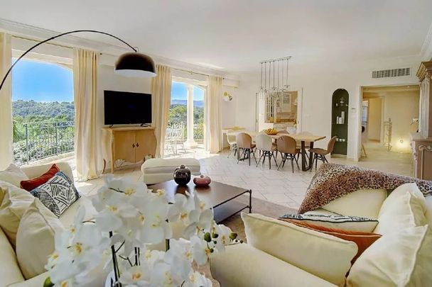 VILLA TRES SPACIEUSE EN POSITION DOMINANTE - Photo 1