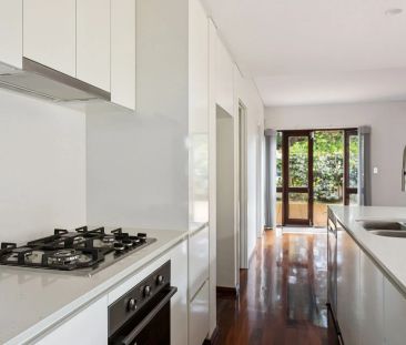 3x2 Townhouse in Victoria Park with Courtyard. - Photo 5