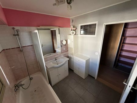 F2 48M² avec belle terrasse et garage - Photo 2