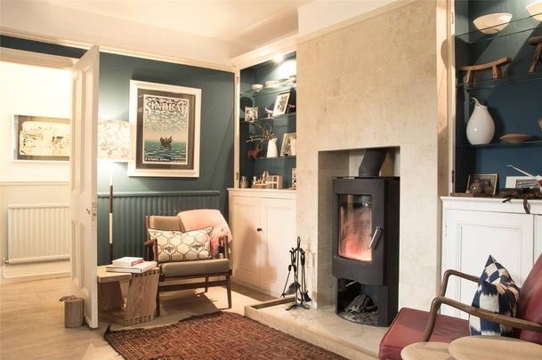 A stunning six bedroom property situated on the edge of the popular village of Woodborough. - Photo 1