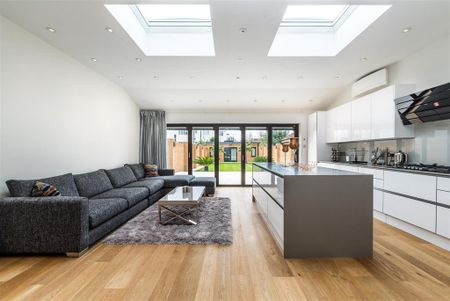 5 bedroom semi-detached house to rent - Photo 3