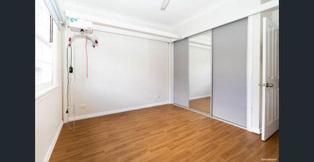 BEAUTIFUL FAMILY HOME WITH CHARM - Photo 4