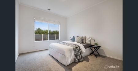 Stylish Family Living in a Prestigious Craigieburn Pocket - Photo 5