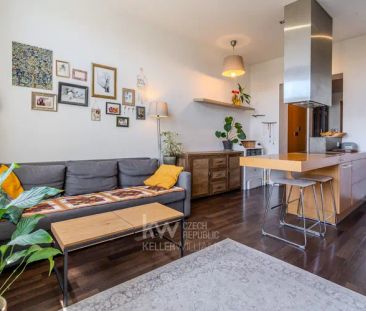Pronájem elegantního bytu 2+kk s balkonem a krásným výhledem ve Vrš... - Photo 4
