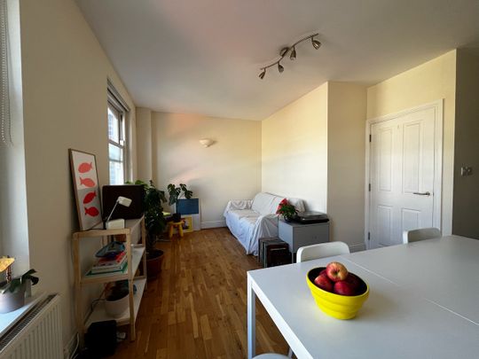 2 Bed Flat, Stoke Newington High Street, N16 - Photo 1
