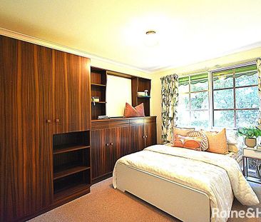 Charming 3-Bedroom House in Mitcham! - Photo 4