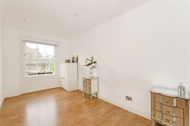 1 bedroom flat in London - Photo 1