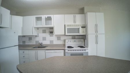 Edmonton Unfurnished apartment Rental in Garneau - Concord Tower - 11147 Whyte Ave NW - 903 - Photo 5