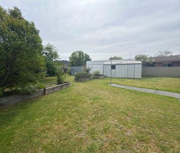 Neat as a pin family home on generous block - Photo 5