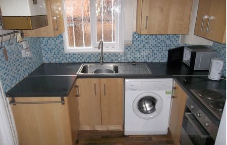 4 Bedroom Terraced To Rent in Lenton - Photo 2