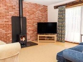 2 bedroom detached house to rent - Photo 4