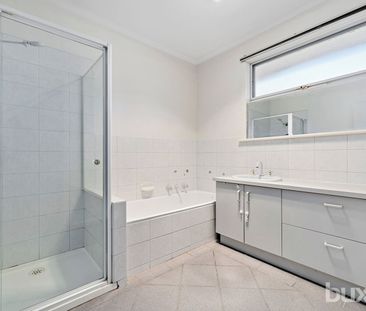 Spacious 3 bedroom family home with established gardens - Photo 5