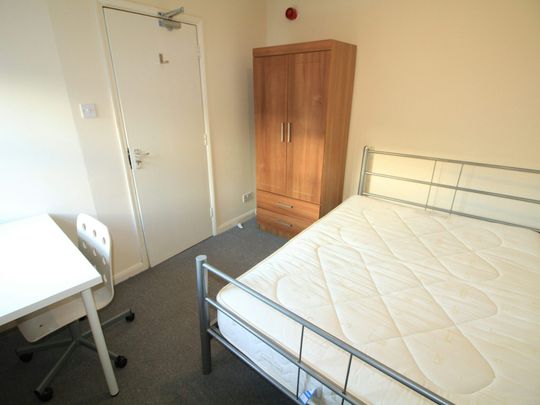 Terraced House to rent on - Photo 1