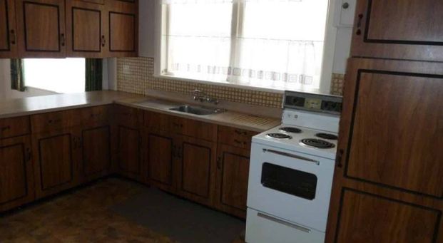 FOUR BEDROOMS - ROSLYN - Photo 1