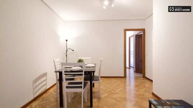 Room in a shared 5-bedroom apartment for rent in Peñagrande, professionals and students only - Photo 1