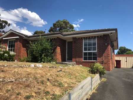 3 Bedroom Home in Endeavour Hills - Photo 2