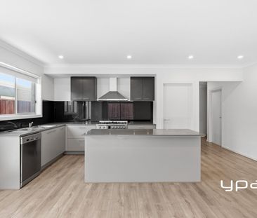 Modern home with low maintenance living in Kingsfield Estate - Photo 2