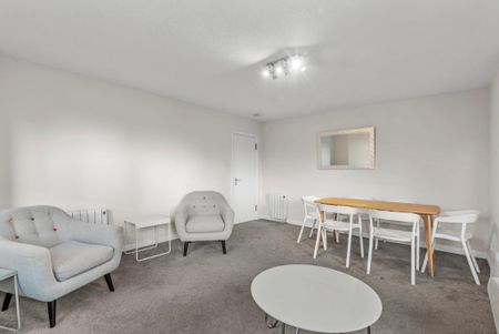 3 bedroom flat to rent - Photo 2