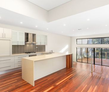 Luxurious Designer 4 Bedroom Home - Photo 2