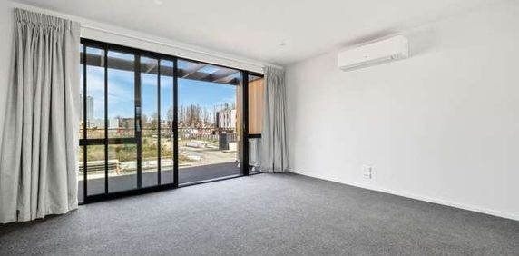 CITY CENTRE – 3 BEDROOM, 2 BATHROOM, SINGLE GARAGE - Photo 2